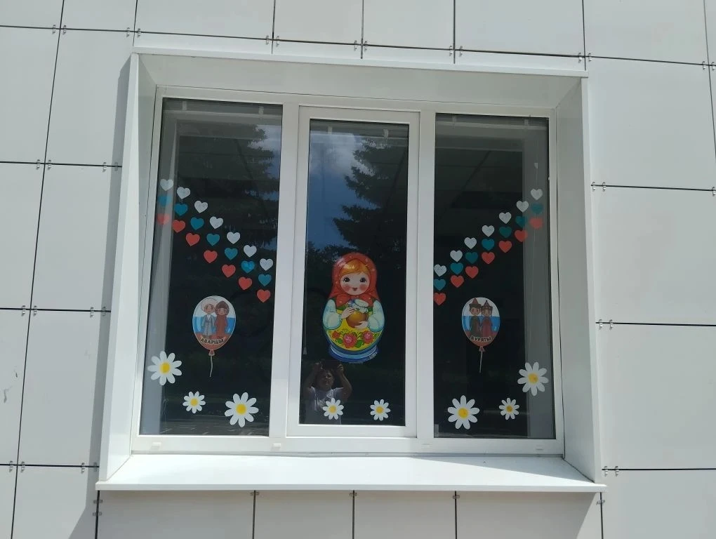 «Окна России» — это всероссийская акция, которая проходит накануне праздника Дня России...