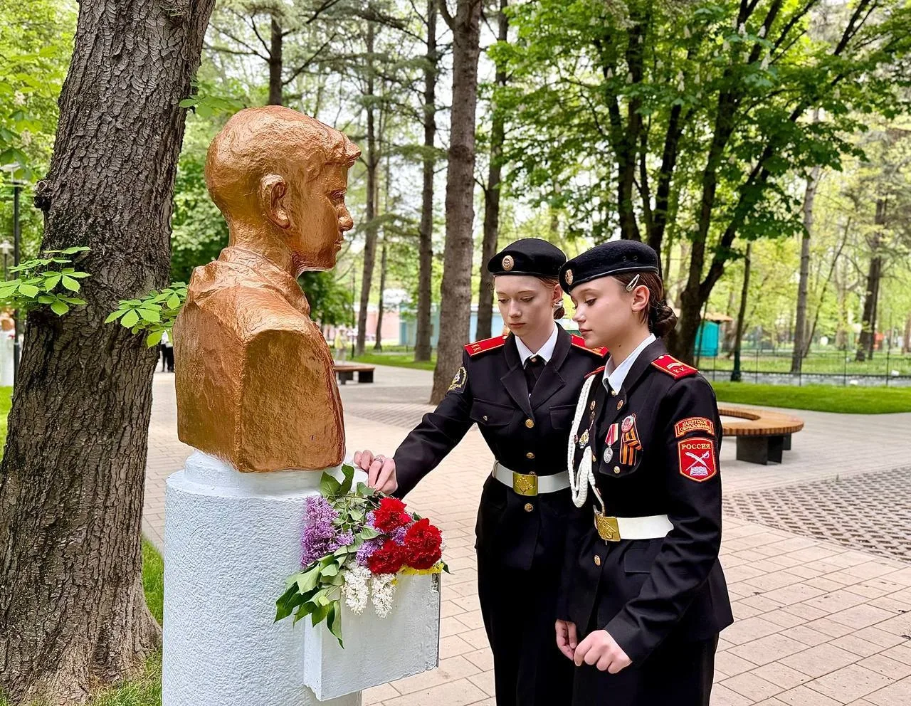🟢Новую стеллу открыли на Аллее пионеров-героев в Симферополе  В Детском парке в День пионерии появил