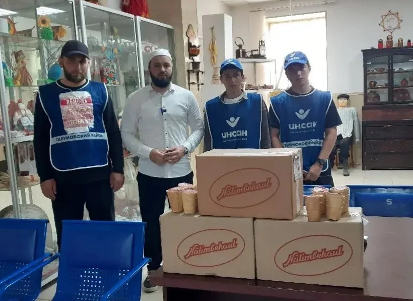 Спасибо большое и Благотворительному фонду «Инсан» подарили детям радость в виде мороже...