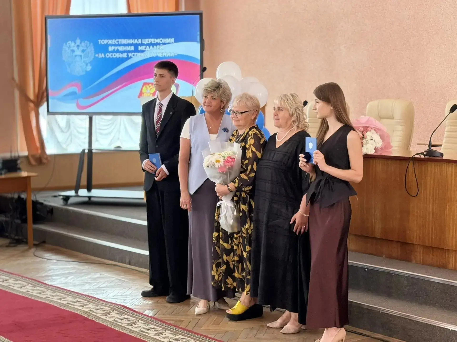 🏆В Клинцах наградили выпускников‑медалистов: в Книгу Почёта вписаны имена 61 медалиста
✅ Сегодня, 3