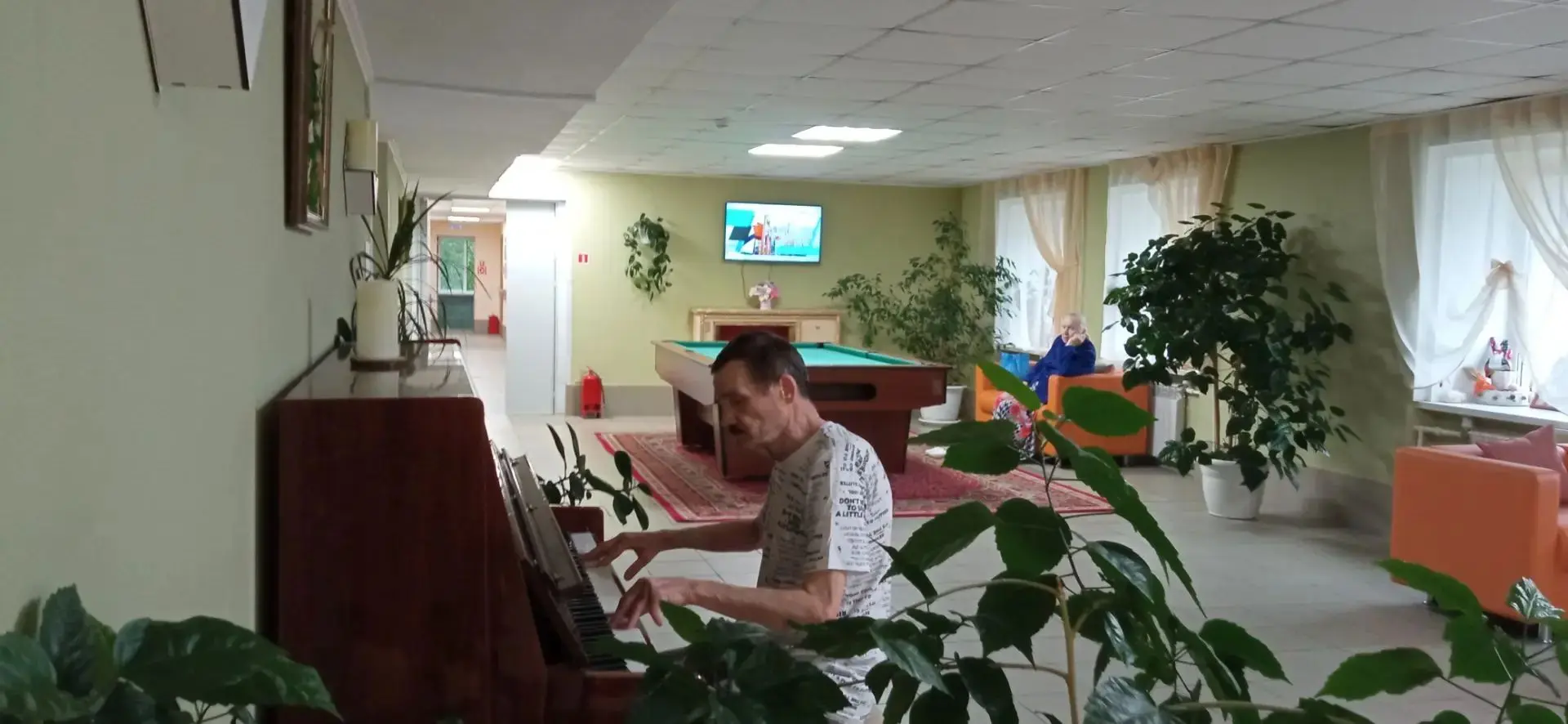Голос старого пианино.

В уютной музыкальной гостиной Барнаульского дома-интерната есть свой храните