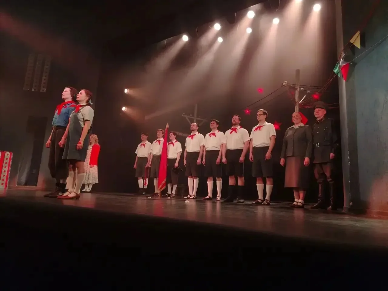 🎭 Наши в ТЮЗе: «Тимур и его команда»!  Вчера ученики 3 «Г» и 5 "А" класса побывали в Театре юного зр