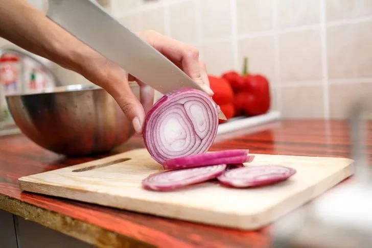 Чтобы не плакать при резке лука, нужно жевать жевательную резинку.