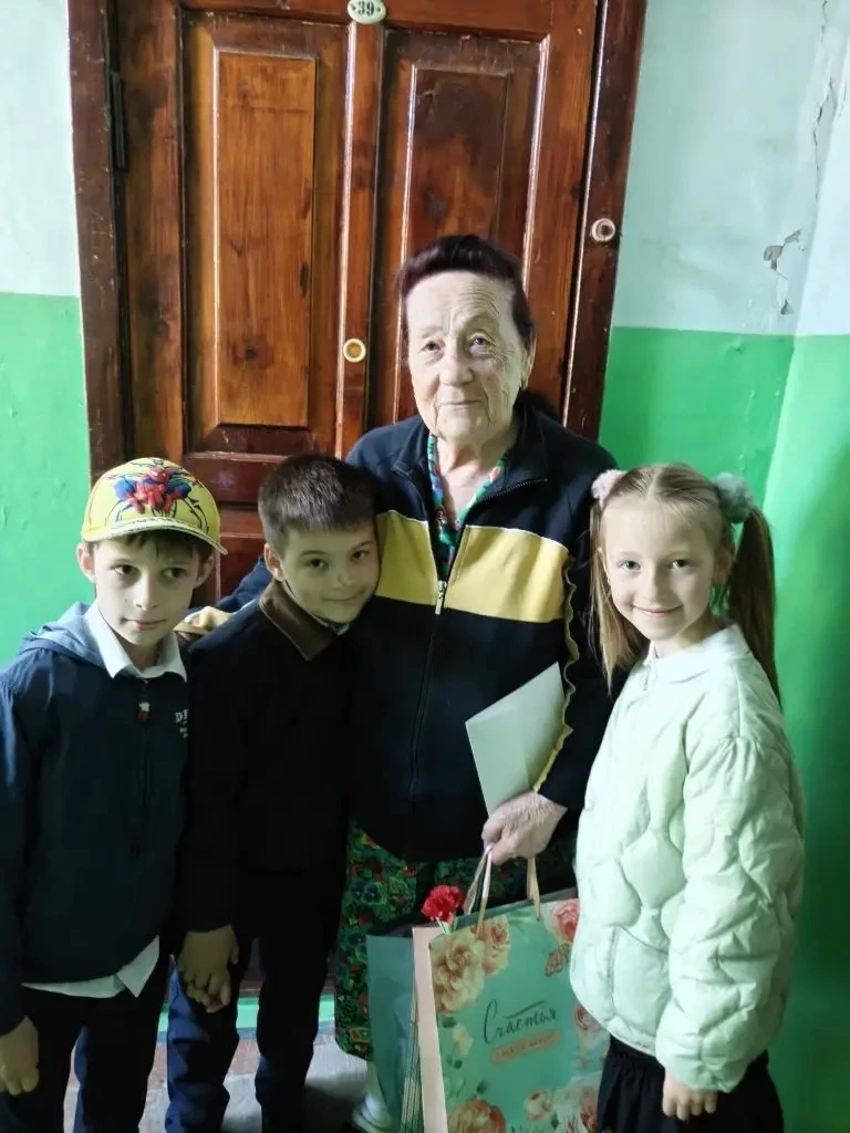 🕊️Поздравляем тех, кто подарил нам мирное небо!   ✍️Обучающиеся 1б класса школы 86 с классным руково