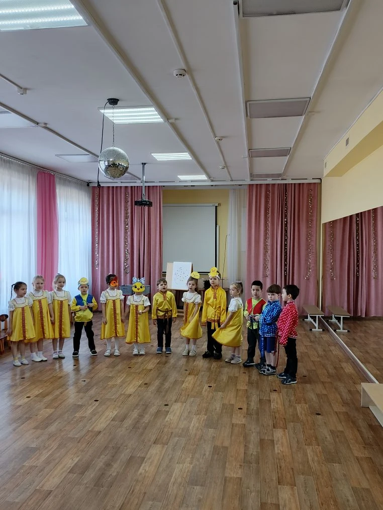 Вчера у нас в детском саду прошло развлечение, посвящённое празднику Светлой Пасхи. Ребята старшей г