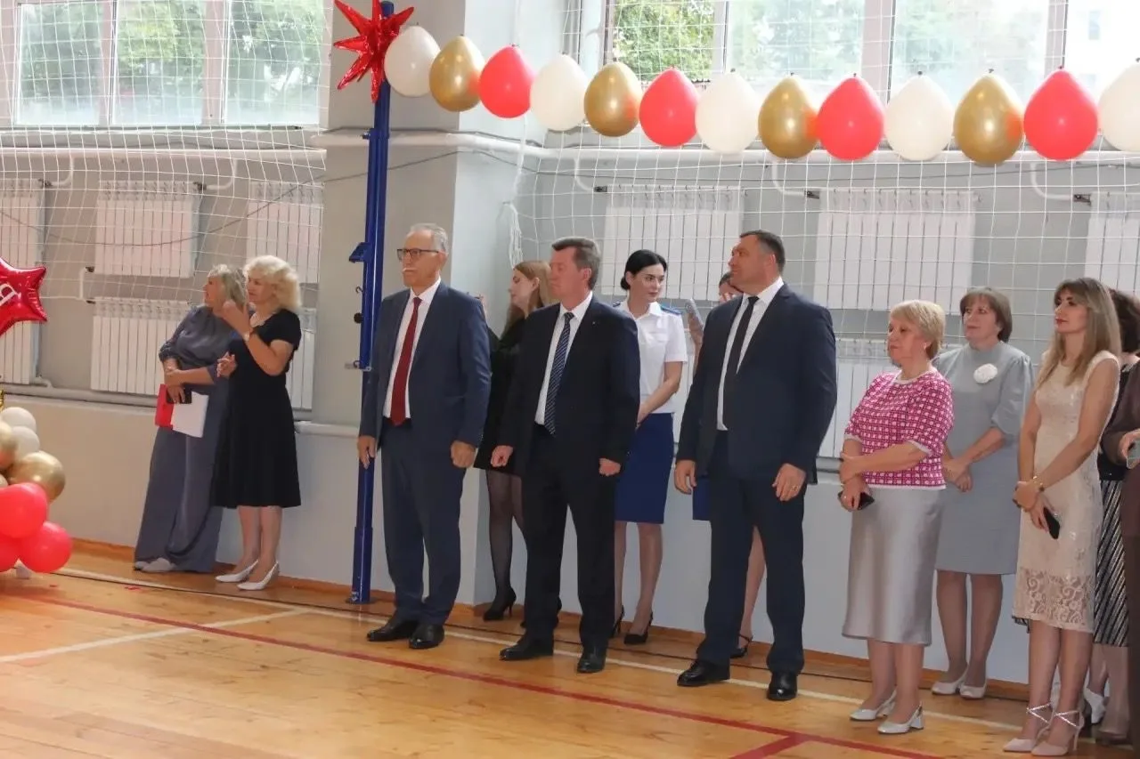 В гимназии №2 города Курчатова 1 сентября прошла торжественная линейка для первых, девя...