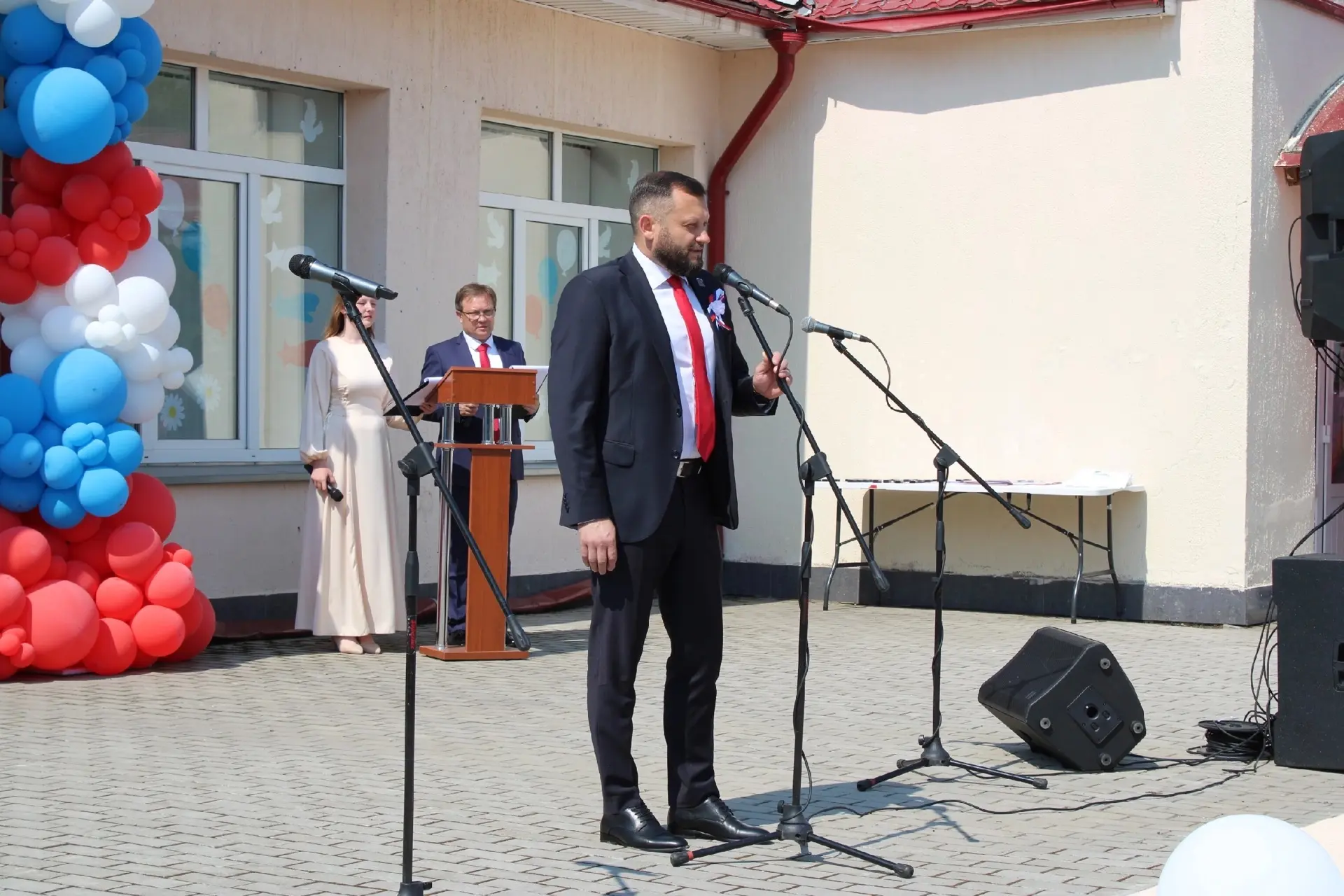 Сегодня праздничное мероприятие, посвящённое Дню России, развернулось у Тюшевского дома культуры. По