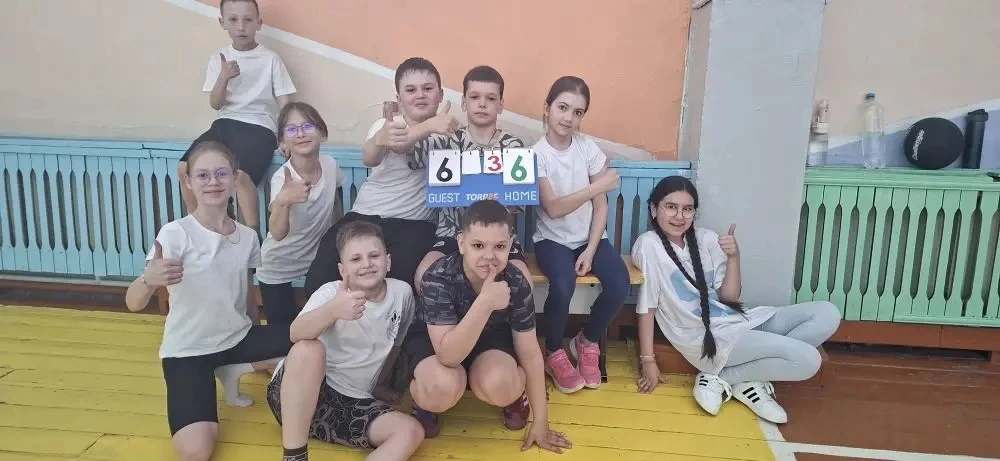 Заголовок: Космический турнир по пионерболу: полет прошел отлично! 🚀🏐  8 апреля в нашей школе кипели