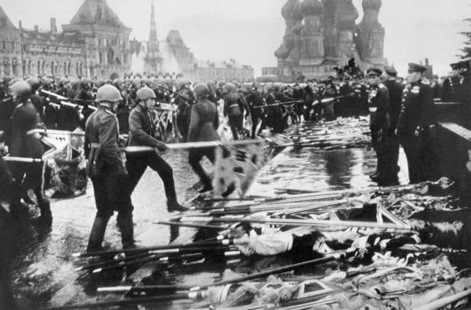 С Днем Победы, дорогие тюменцы! Вспомним, как прошел первый Парад Победы 1945 года.  Парад принимал 