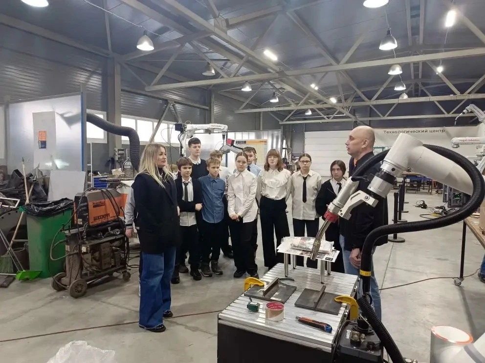🤖Учащиеся 7В класса посетили предприятие Прайд Автоматикс, где создаются промышленные роботы и внедр