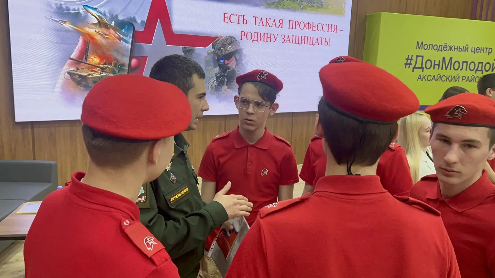 Ученики Рассветовской школы на мероприятии "Есть такая профессия - Родину защищать".