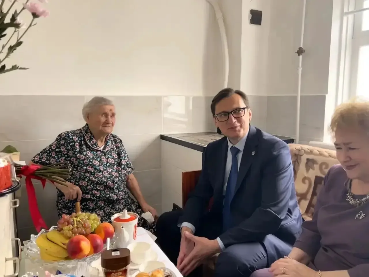 Поздравили со 100-летием труженицу тыла и передали поздравления от Президента России.