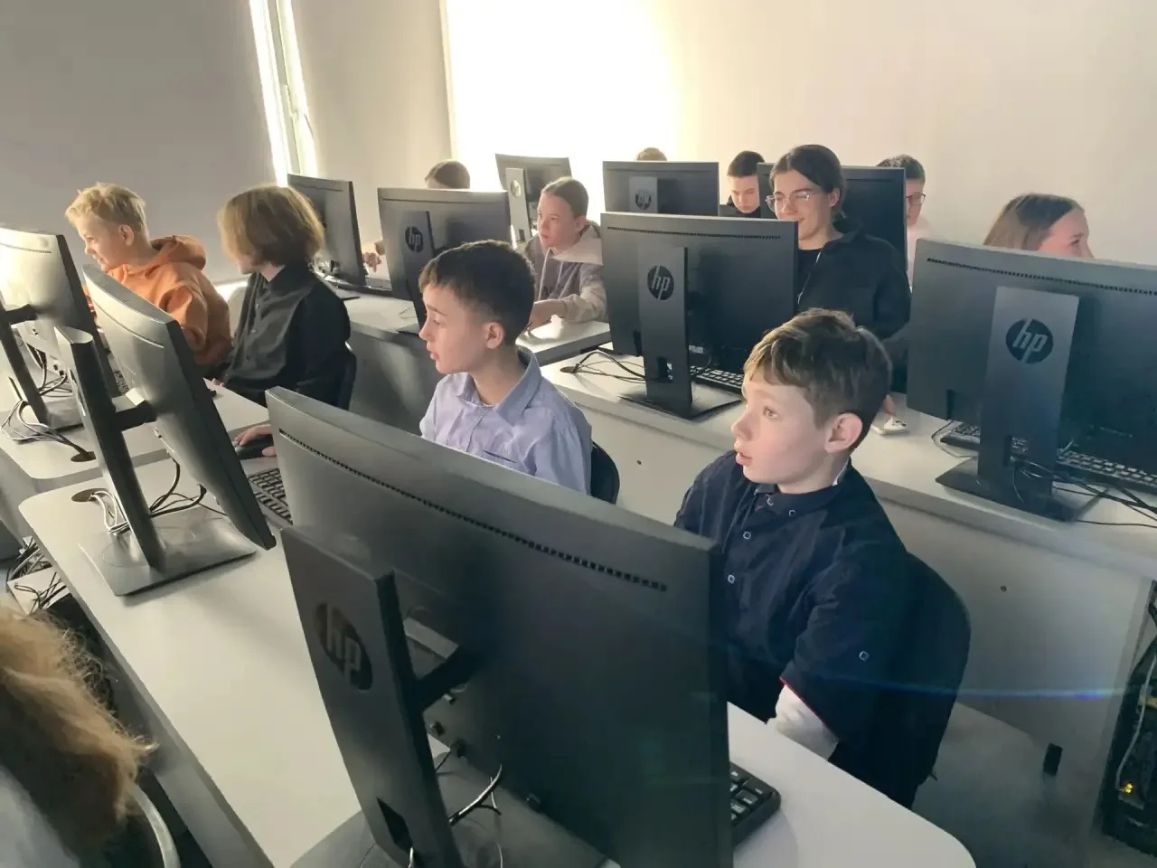 📱ЭКСКУРСИЯ В МИР МОБИЛЬНЫХ РАЗРАБОТОК📱  📳24 февраля ребята из 6а класса вместе с классным руководите