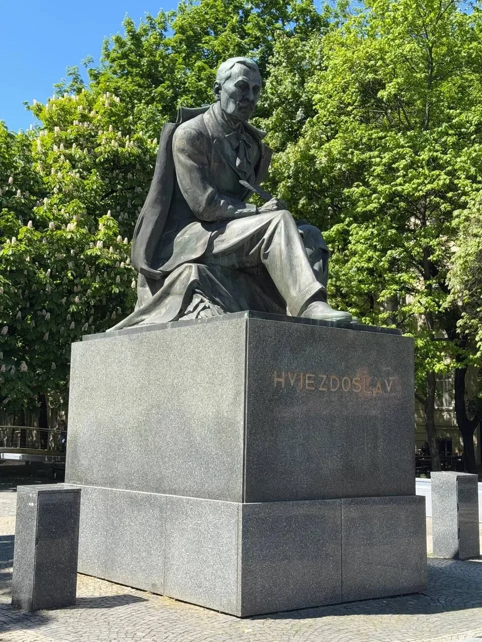 🌳 Площадь Гвездослава: уютная улочка в историческом центре города