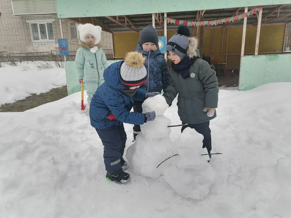 Даже когда снег оседает, начинает таять, на прогулке можно найти весёлое занятие по душ...