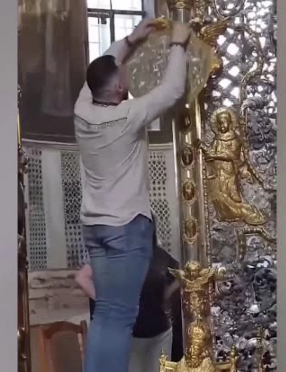 Украина 

Украинский активист завесил тканью двуглавых орлов в Софийском соборе Киева. Он не знал, ч