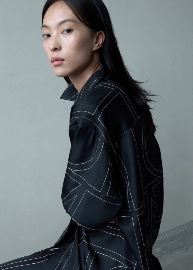 TOTEME Pre-Fall 2026: свобода быть собой — через чистые формы, благородные фактуры и бе...