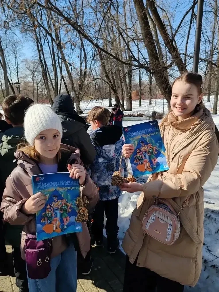 🌳 Каникулы с пользой: как 5 и 6 классы помогали птицам в «Саду будущего»  На каникулах ученики 5-6 к