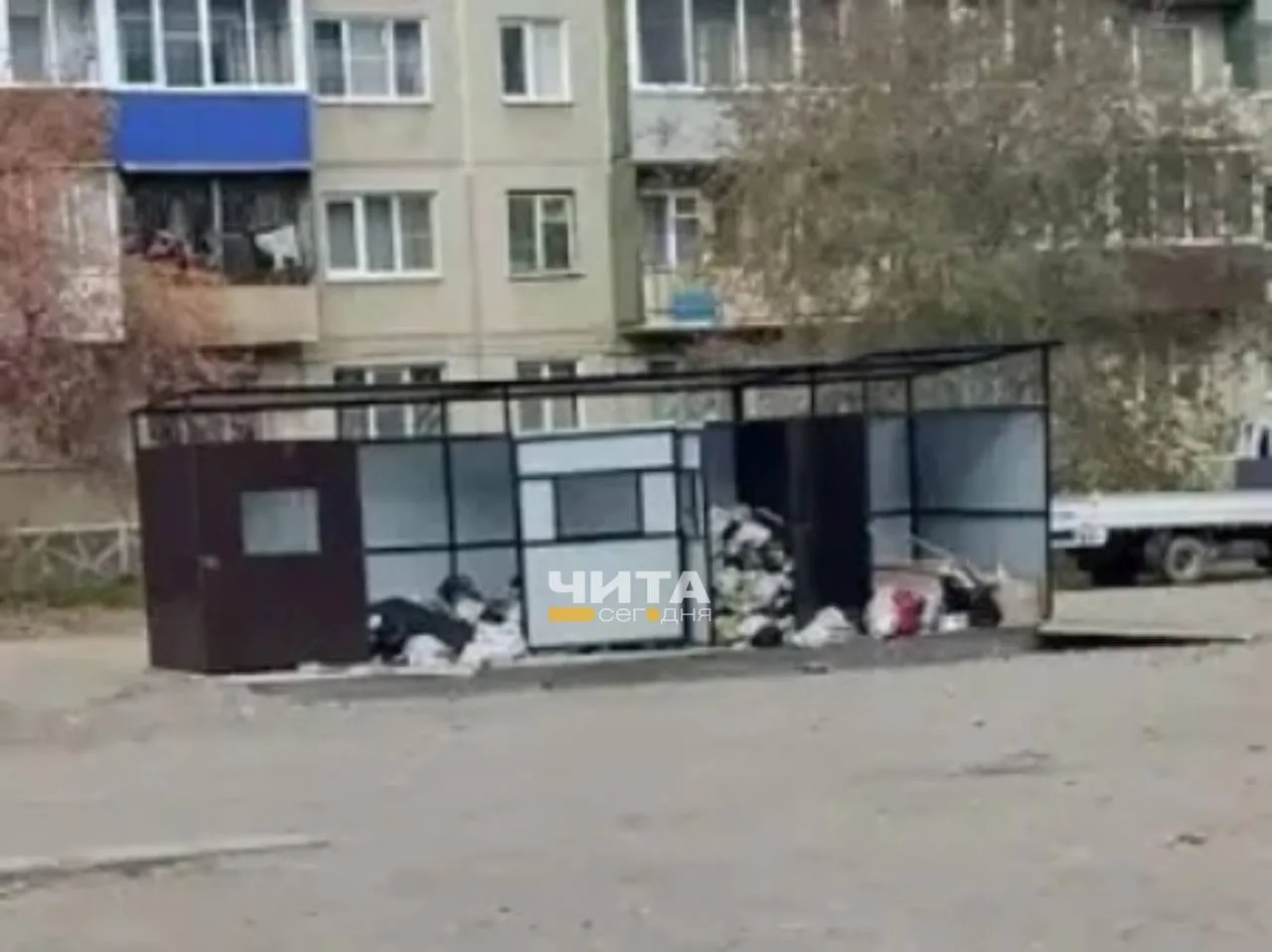 На КСК в 4-м микрорайоне уже третью неделю ждут мусорные баки