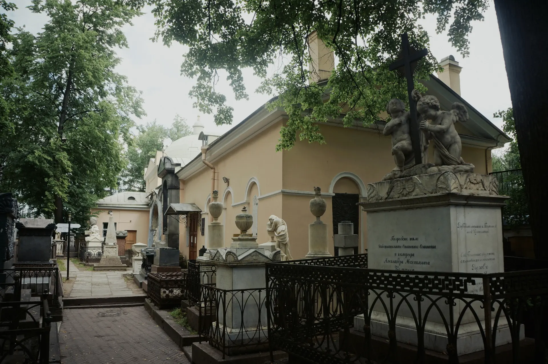 Петербург можно узнавать по-разному. По улицам, зданиям, площадям — и по тем, кто когда...