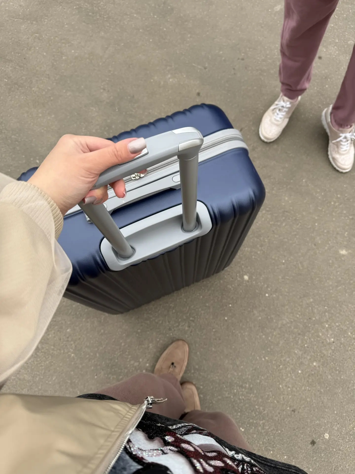 Чемоданное настроение 😅  Мама провожает!
