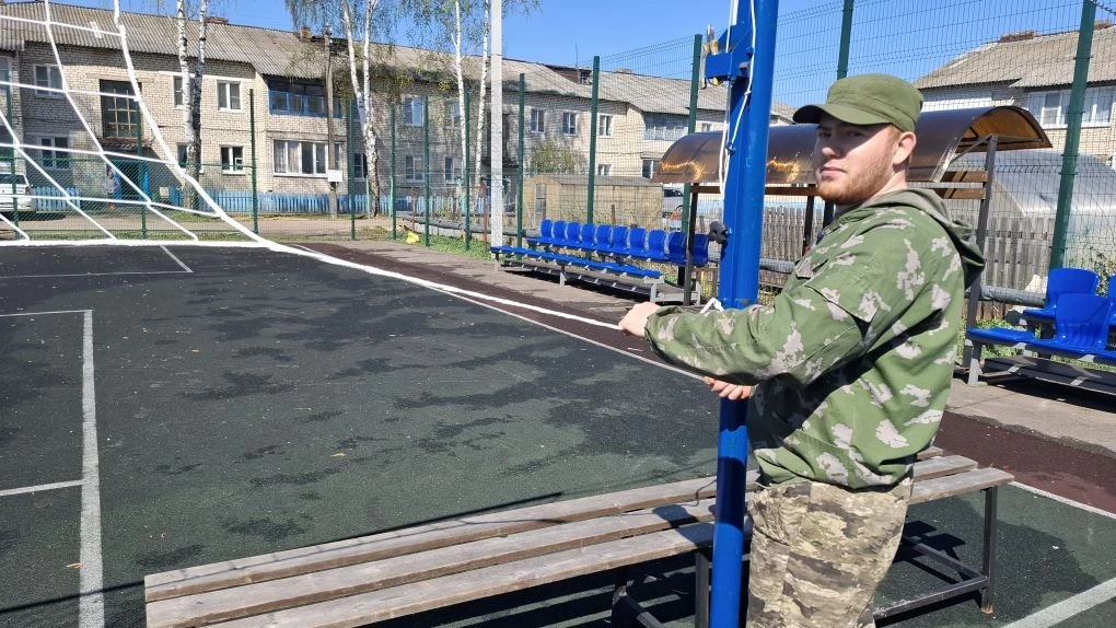 Продолжается подготовка спортивных объектов к лету☀️. На площадке на улице Комсомольско...