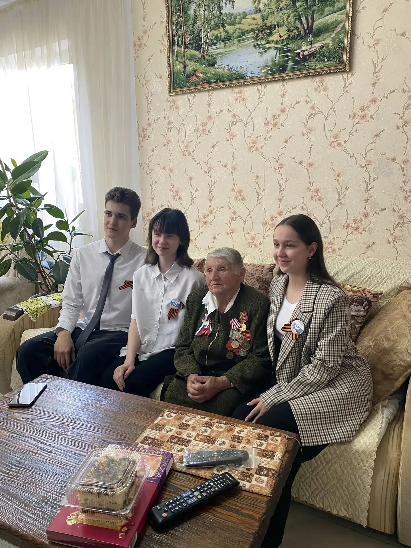 💖 Волонтёры нашей школы подарили ветеранам частичку тепла и заботы! 💖  В преддверии Дня Победы волон