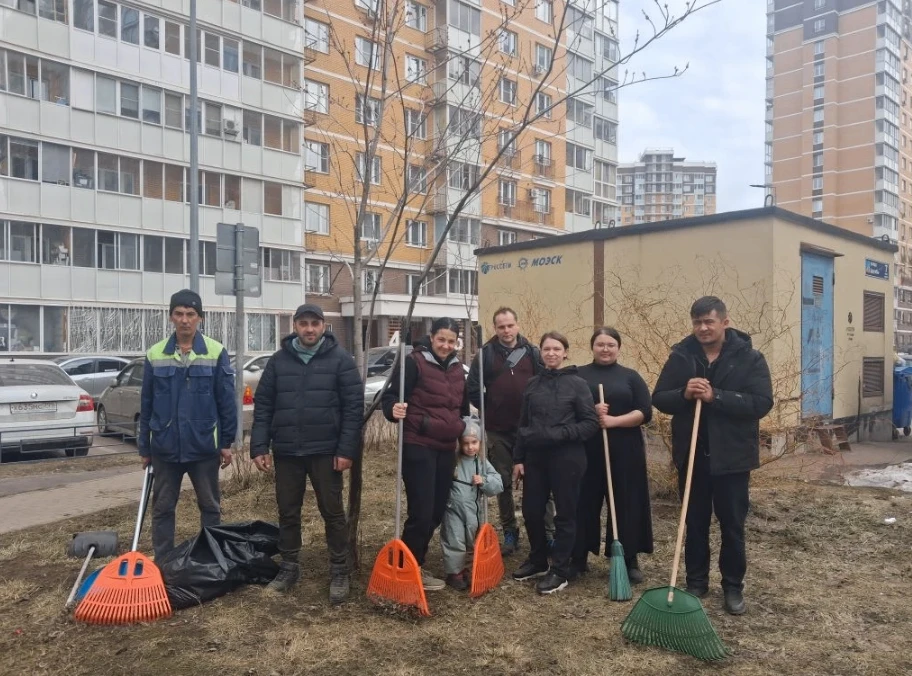 🌿 Сегодня сотрудники УК «Азимут» провели масштабный субботник на обслуживаемой территории  🔧 Что сде