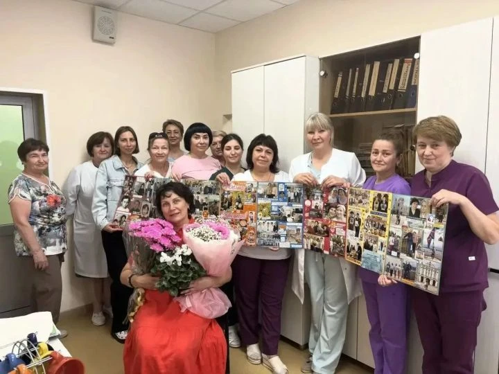 В Лениногорске коллеги поздравили с юбилеем специалиста медицины