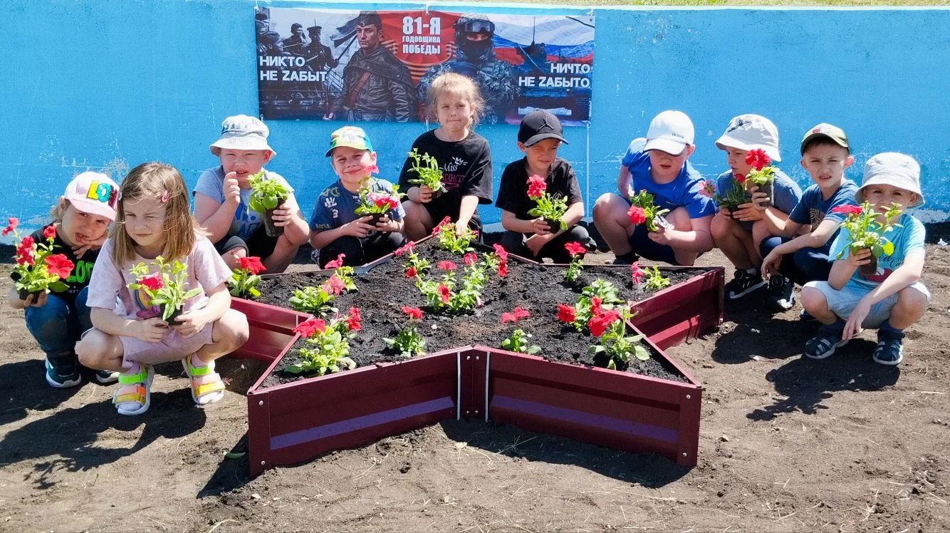 🇷🇺🇷🇺🇷🇺 В рамках акции «Сад памяти» педагоги вместе с воспитанниками подготовитель...