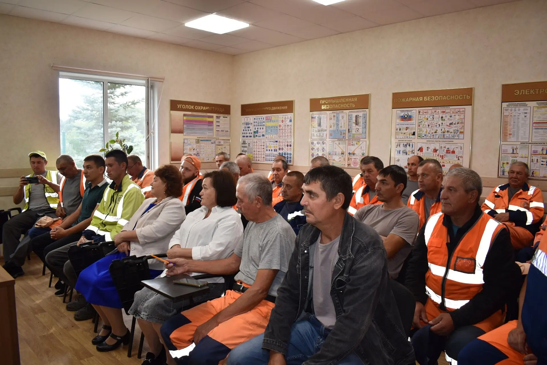 Глава Камско-Устьинского района Наиль Альбертович Вазыхов провел встречу с сотрудниками...