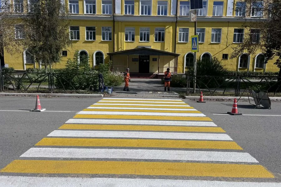 В Каменске-Уральском обновляют разметку возле школ