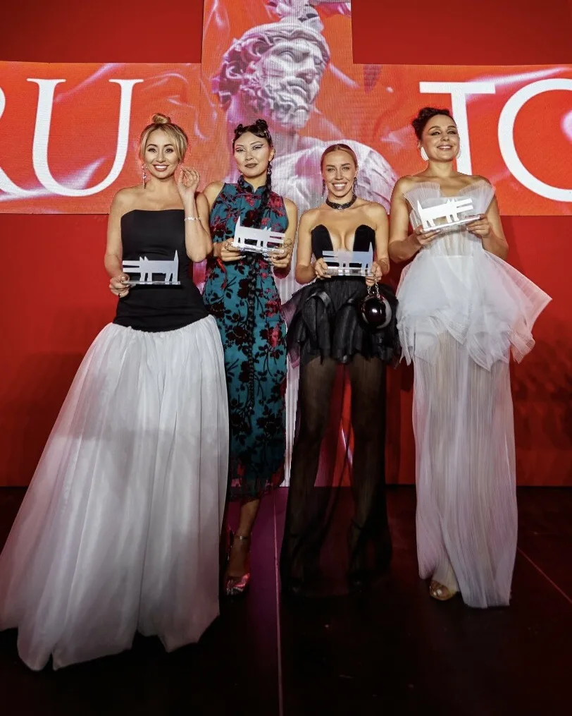 ‼️ Женские образы: что подойдет под дресс-код Creative black tie?

У женщин здесь гораздо больше вар