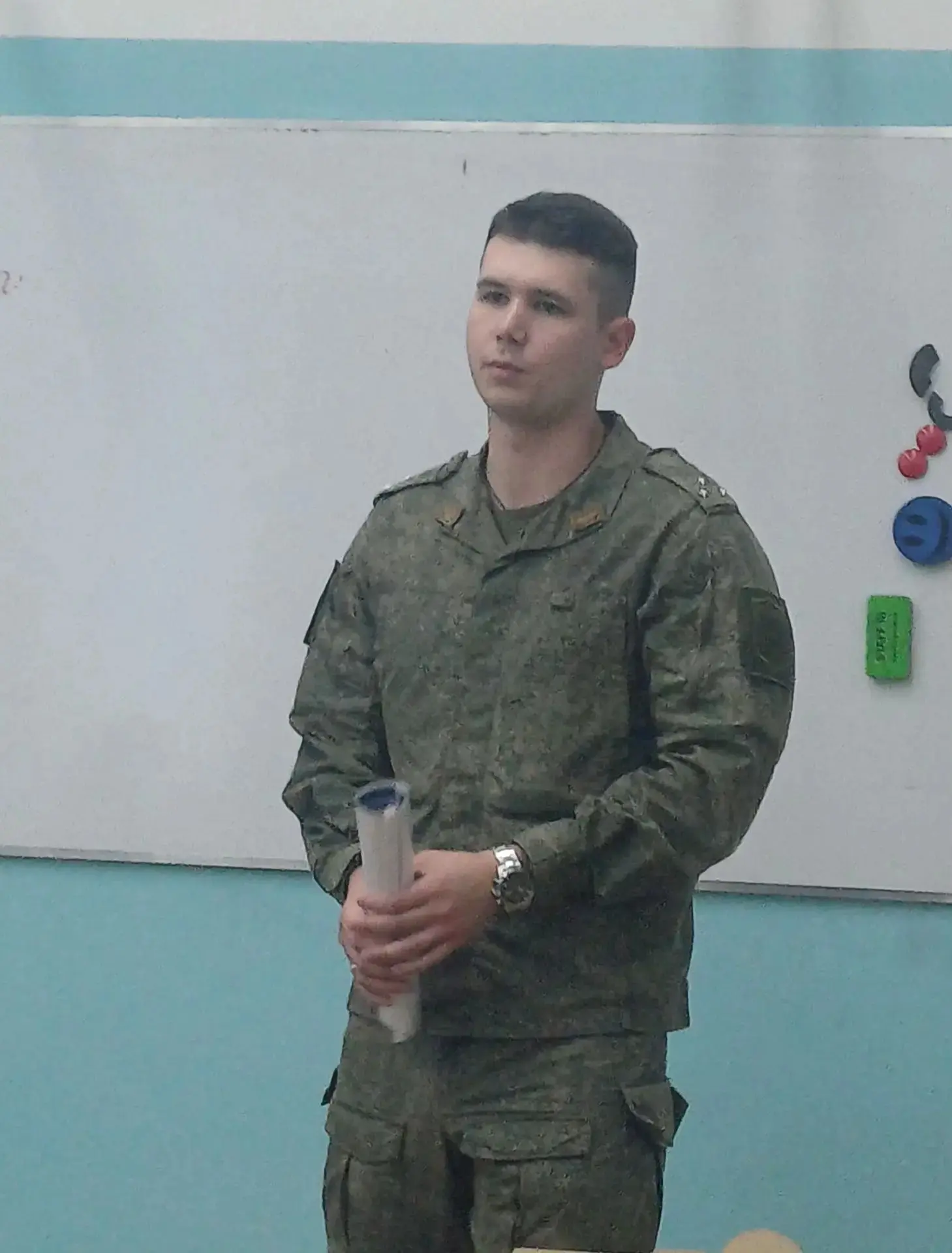 В нашей школе гости  у наших выпускников 11 класса. Работники свя специального назначен...