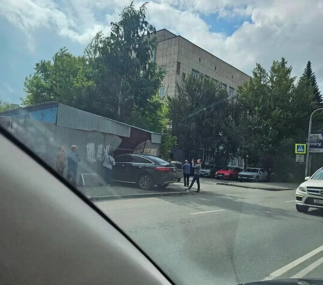 ❗️😱Иномарка "припечаталась" в гаражи на улице Елькина 63