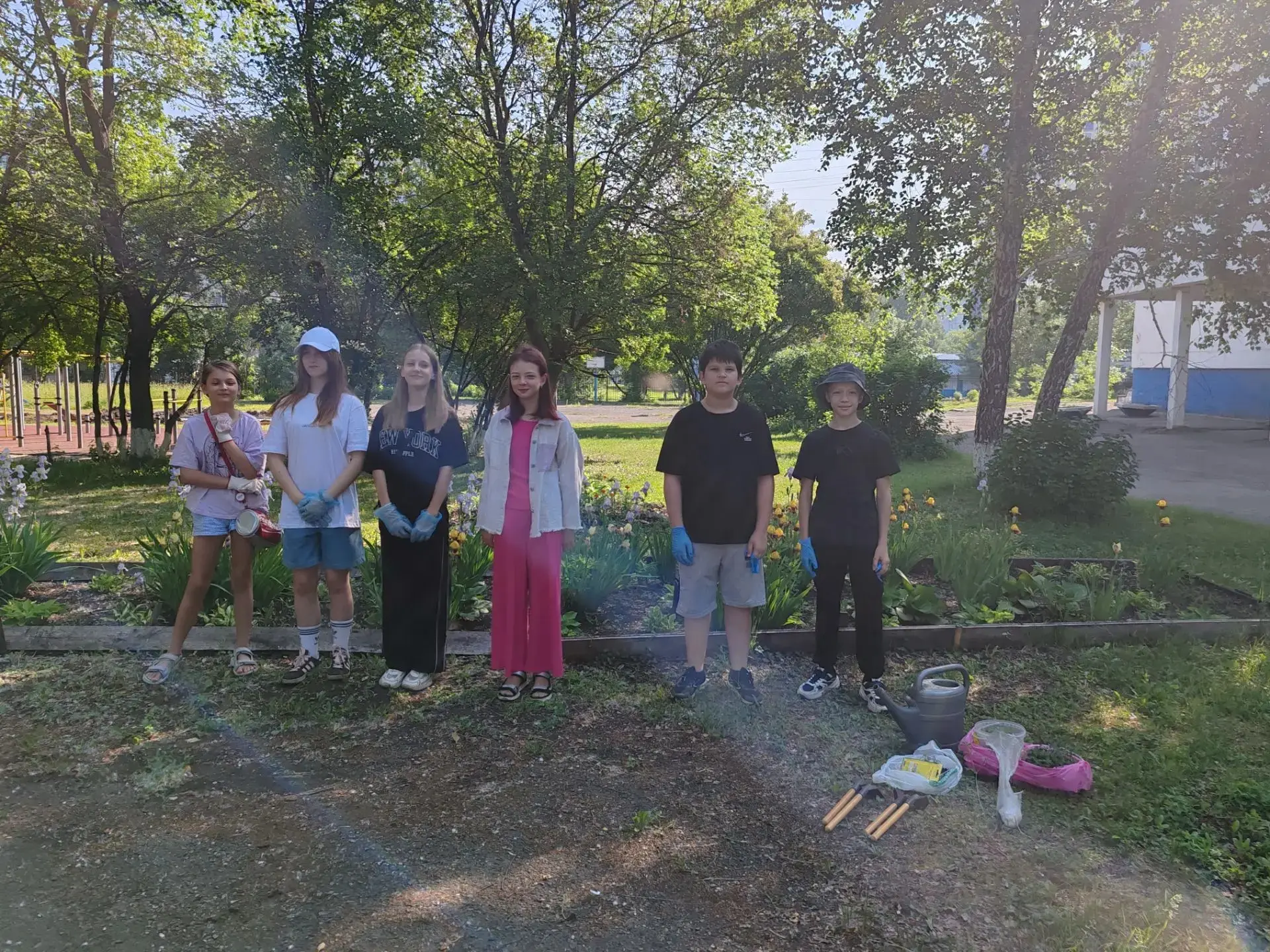 🌸 Трудовое лето продолжается: 5 «Б» наводит красоту!
Лето в самом разгаре, а наши ребята успевают н