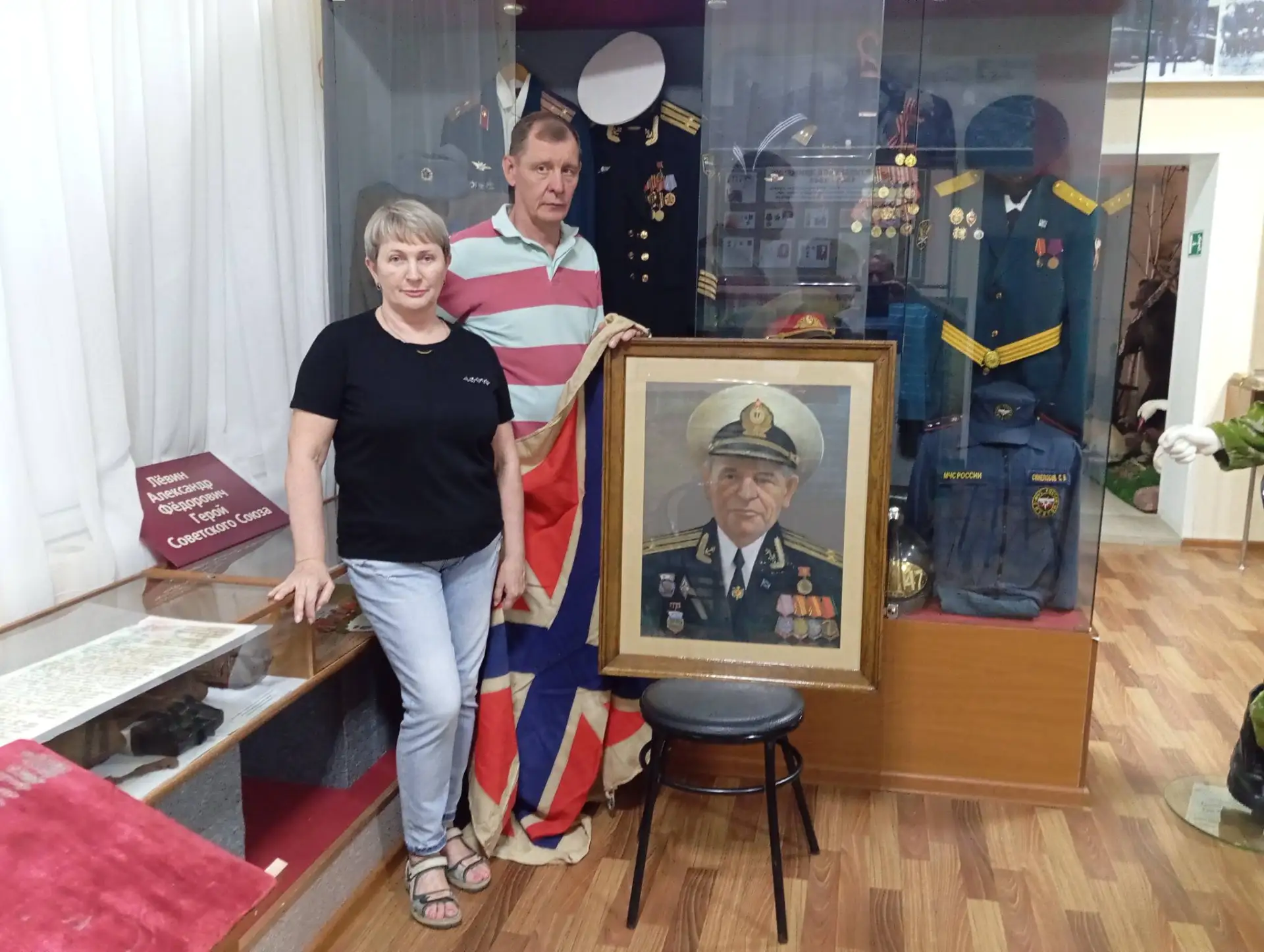 В Спасском музее  гости  из Калининграда. Они подарили музею портрет своего отца, нашег...