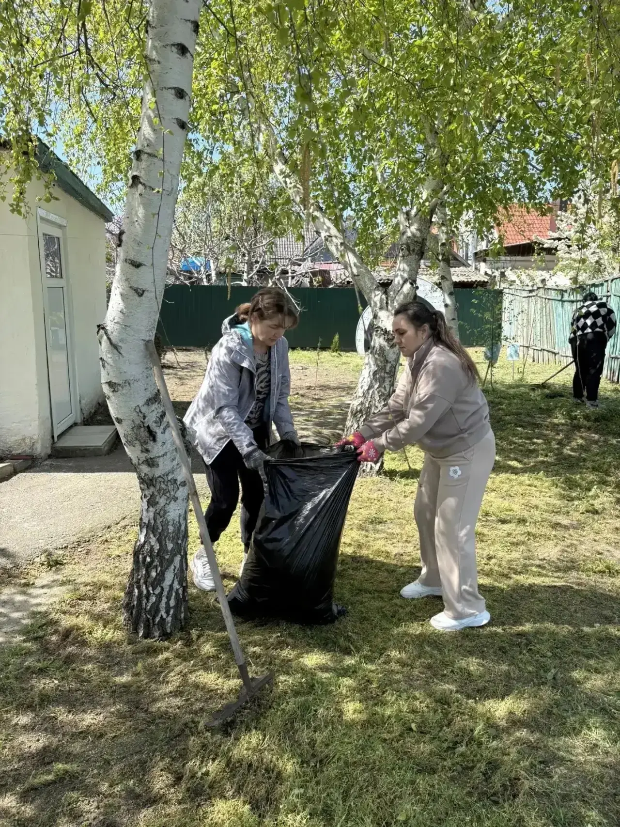 Педагоги  - за чистоту !                         Сотрудники детского сада N2 с энтузиазмом приняли у