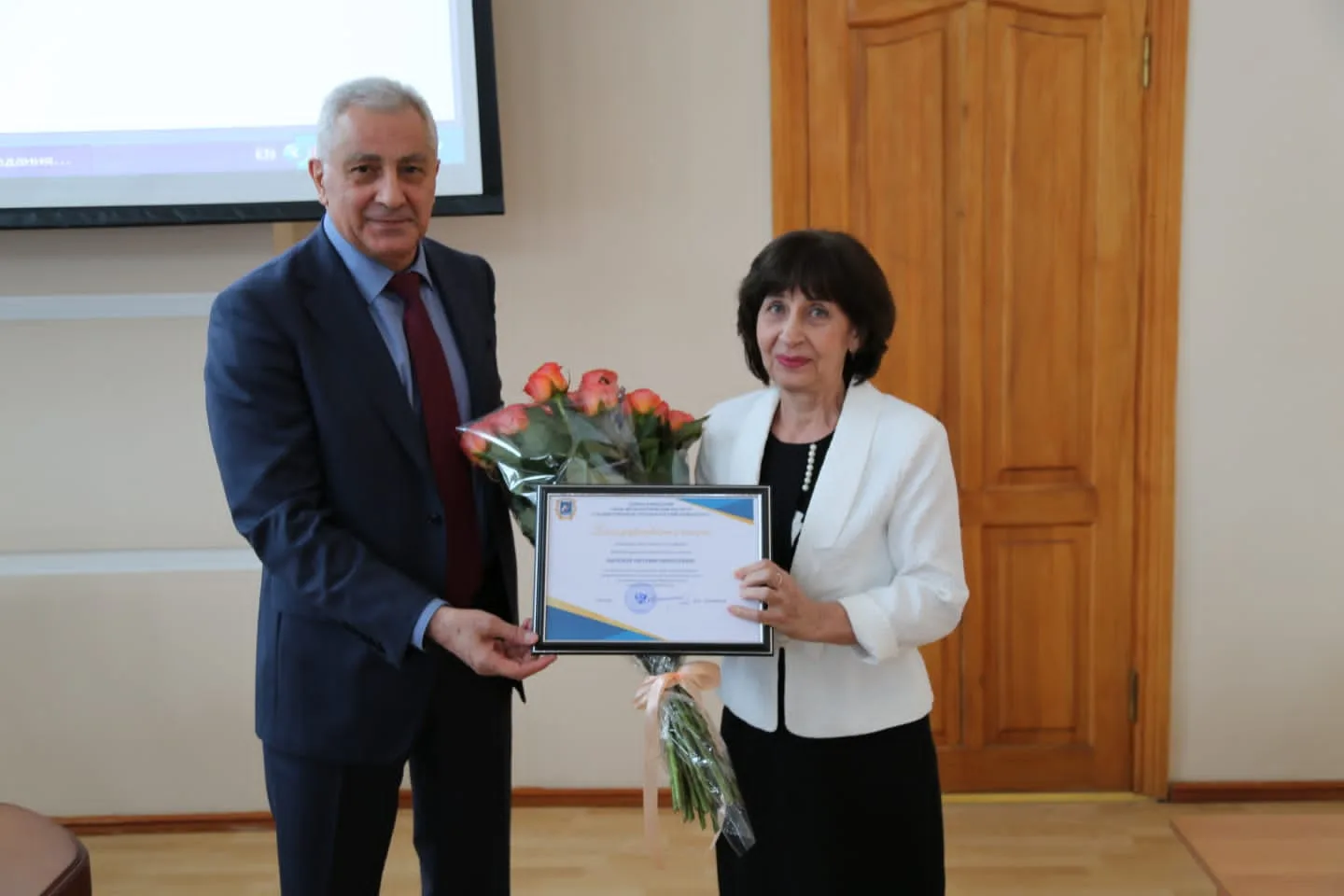 💐 За высокие достижения и преданность делу!  🏫 Ректор СКГМИ Дзамболат Камболов вручил благодарственн