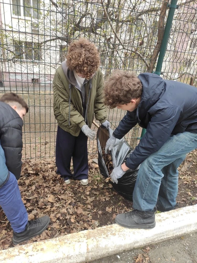 🌳 8Д класс — за чистоту и порядок!  Сегодня ученики 8Д класса дружно вышли на субботник и привели в 