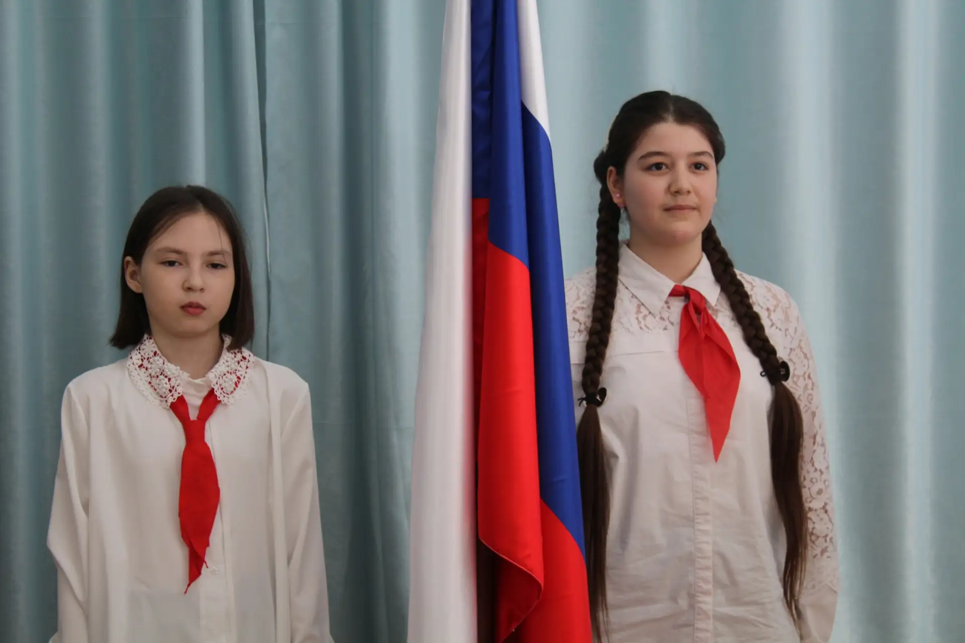 Начинаем IV учебную четверть традиционно: вынос и установка флага РФ и исполнение госуд...