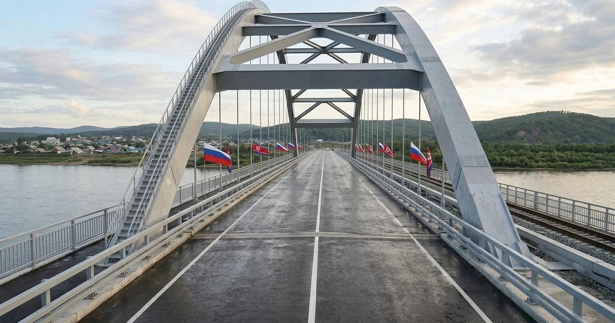 Россия и КНДР открыли первый автомобильный мост между странами