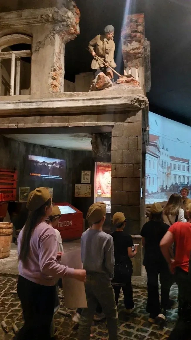 Каникулы с пользой 🤩  Учащиеся 3-З,  4-Ж и 4-З классов посетили Музей Победы на Поклонной горе. 🎖️  