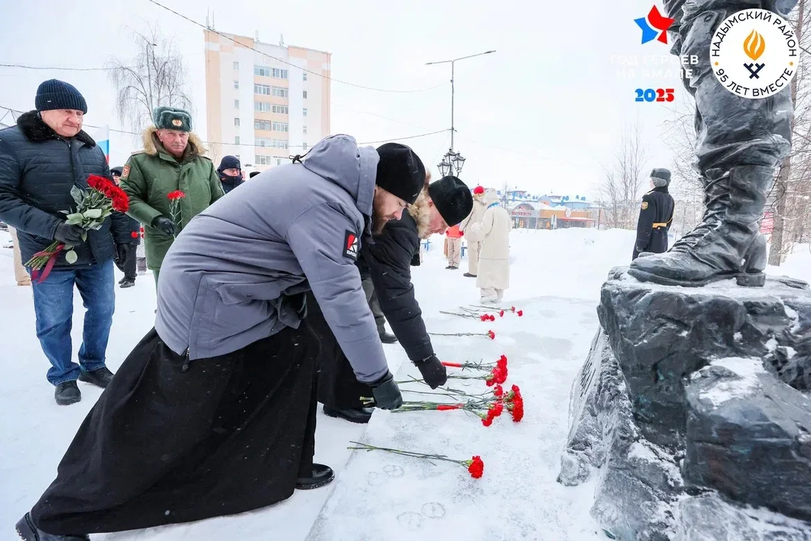 Открыли сегодняшний день возложением цветов в память о тех, благодаря кому 95 лет назад появился наш