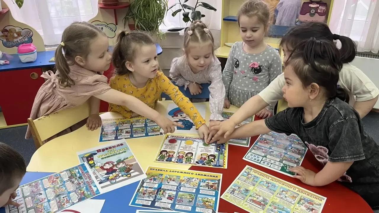 В дошкольном отделении «Умка» прошел увлекательный день под названием «Безопасная дорога»! Ребята уз