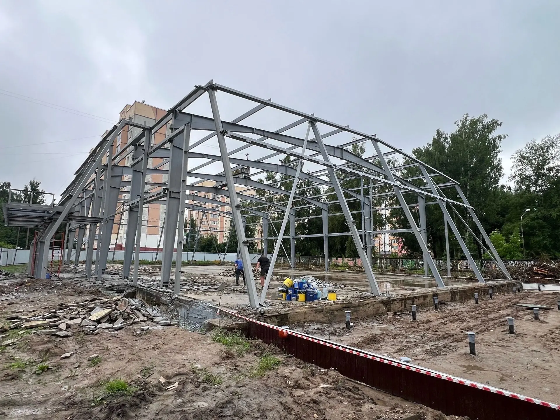 В Смоленске продолжается капитальный ремонт Физкультурно-оздоровительного комплекса на ...