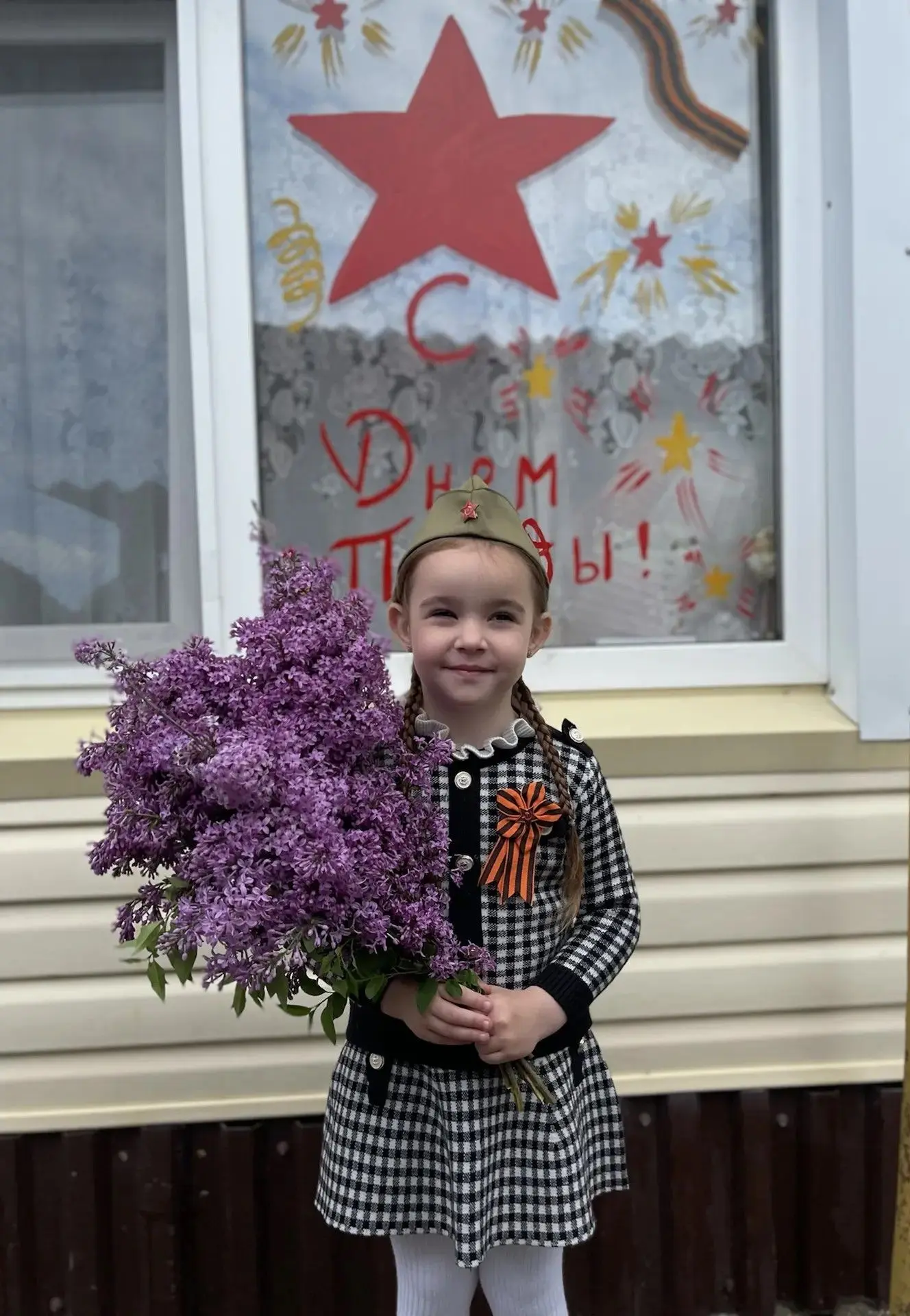 Семья Арины Соломатиной участвует в акции "Окна Победы"