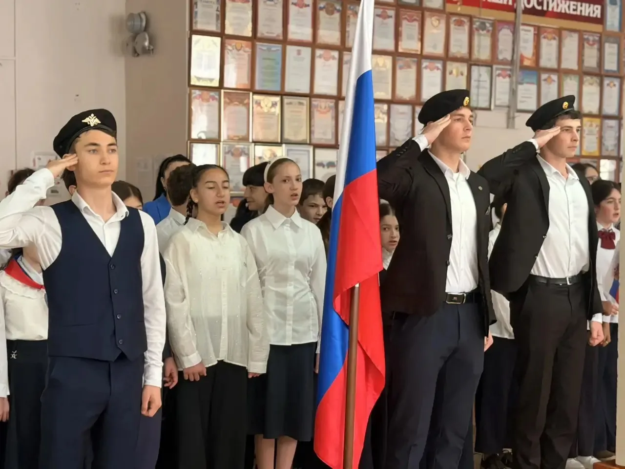 🗓️ Утро 25 мая в лицее по традиции началось с торжественной линейки, церемонии выноса Государственно