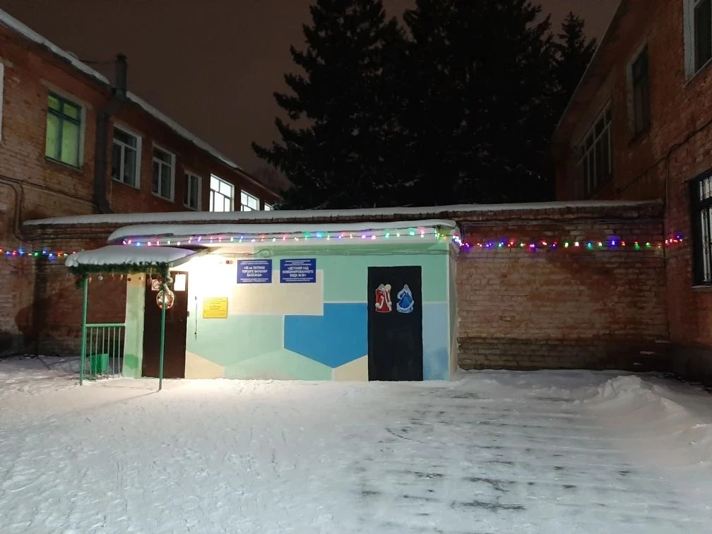 В нашем детском саду идет подготовка к новогодним праздникам! 
С 1декабря в ДОУ началась подготовка 