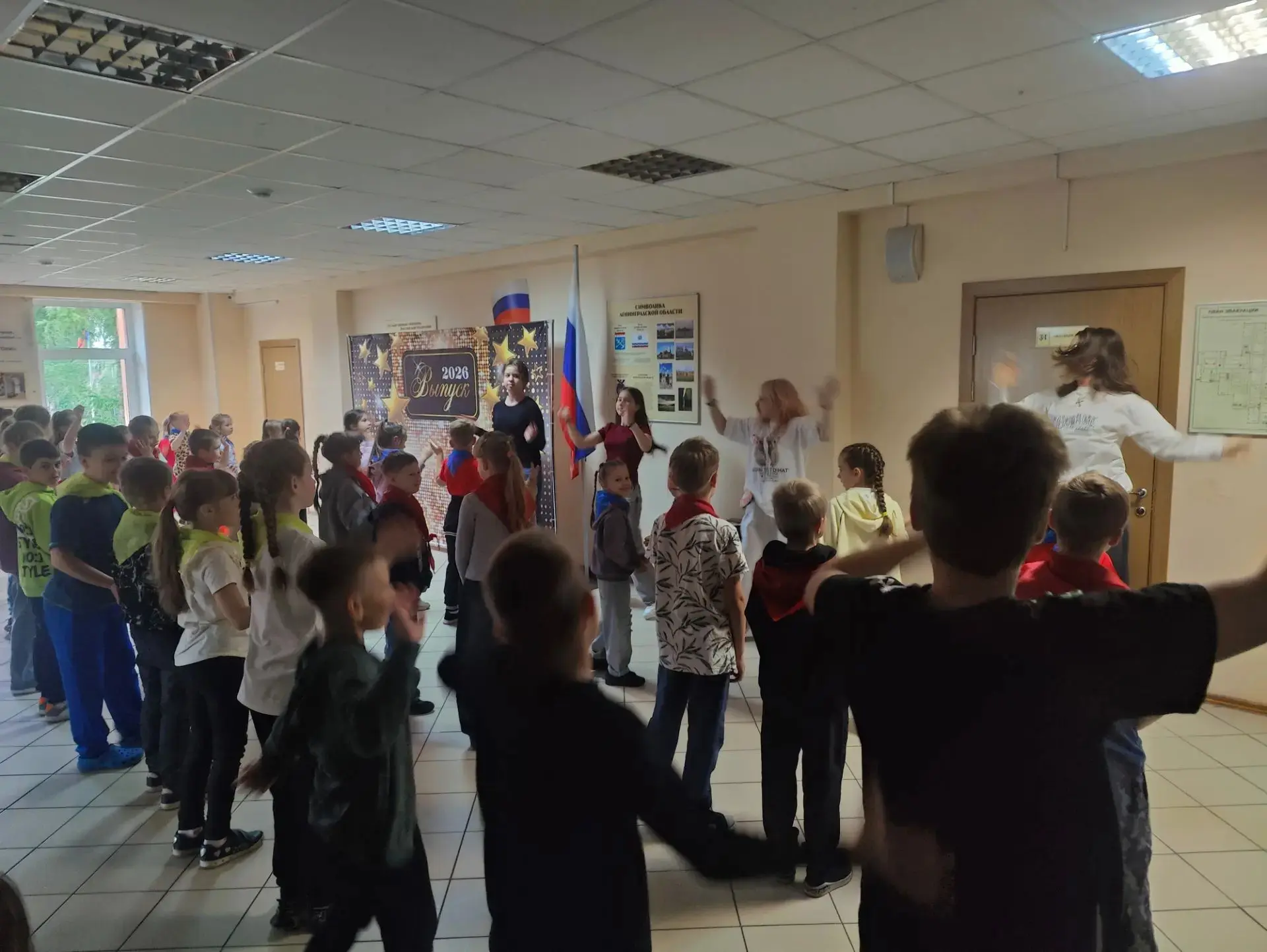☔️Погода опять плачет, но в нашем лагере царит яркая и солнечная атмосфера. 
✊Ребята из нашего школь